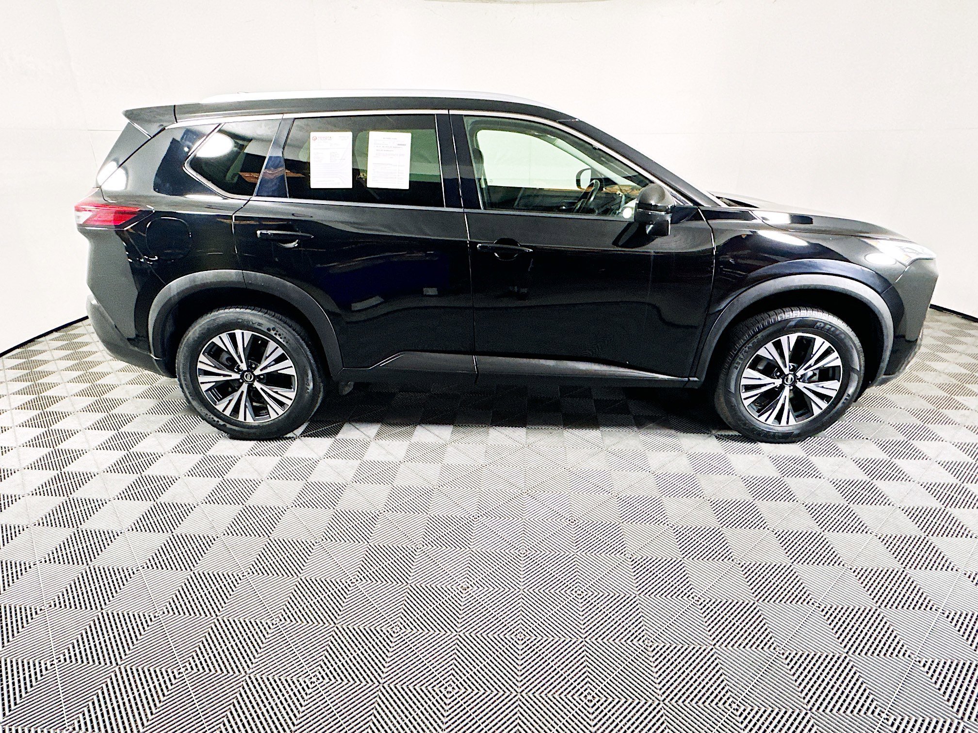 2021 Nissan Rogue thumbnail 4