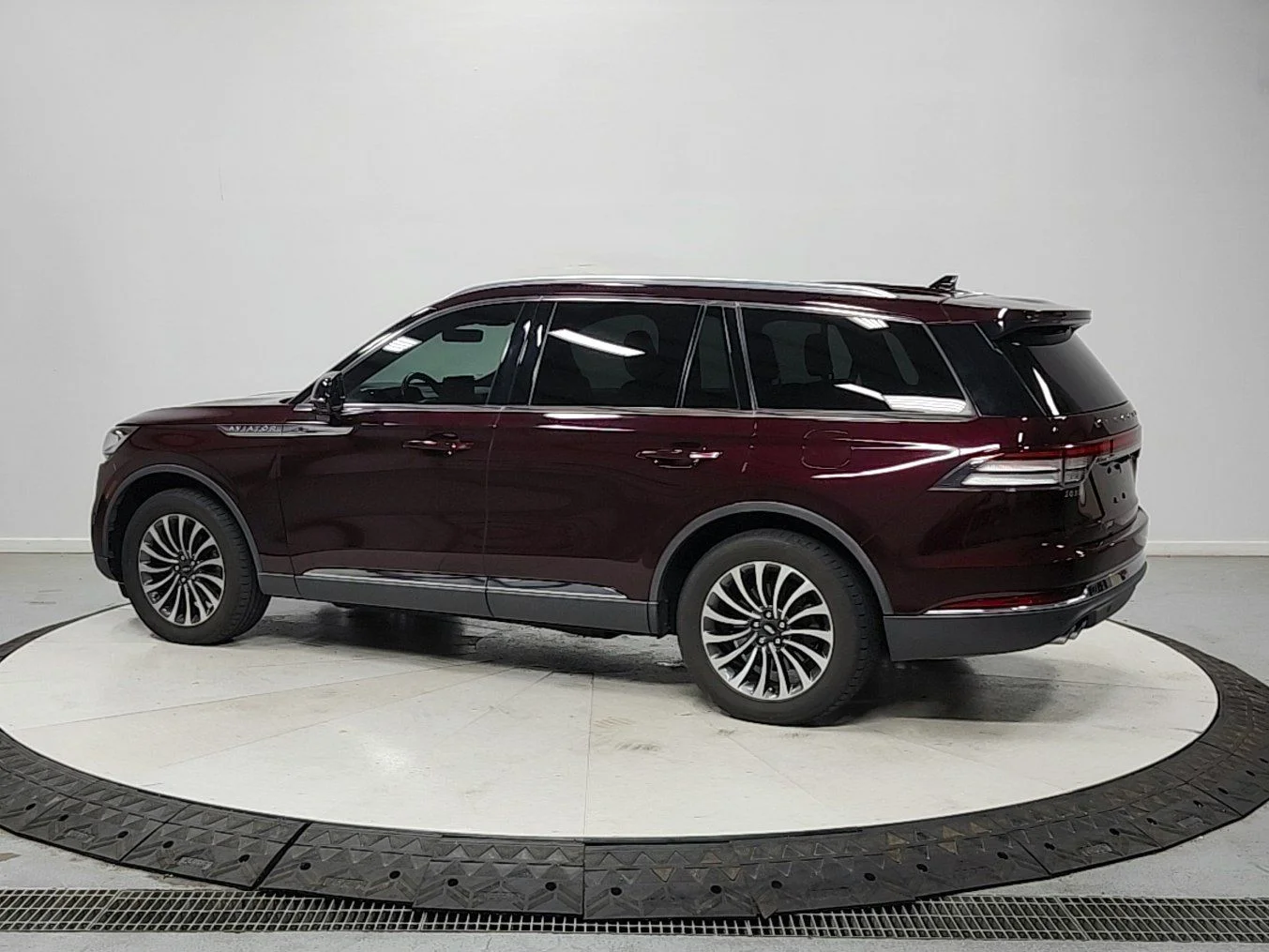 Used 2021 Burgundy Velvet Lincoln Reserve image 5