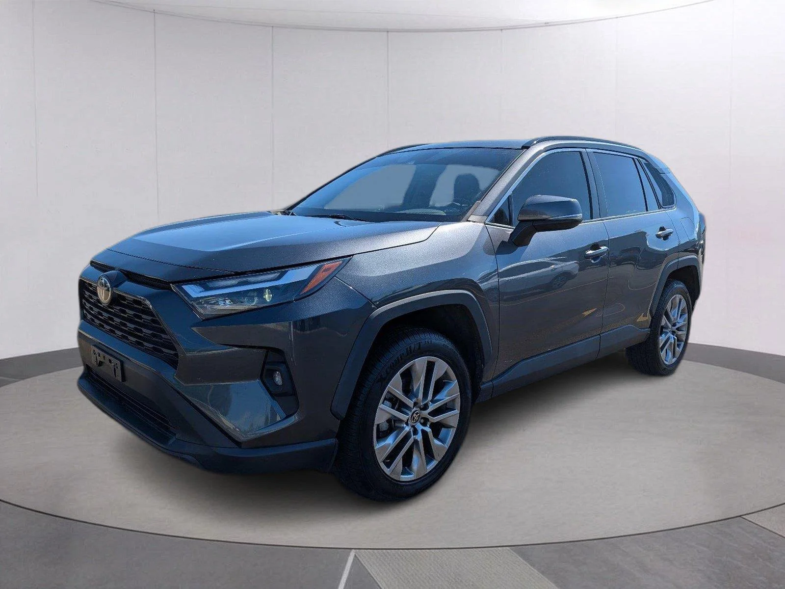 Used 2022 Magnetic Gray Metallic Toyota XLE Premium image 1