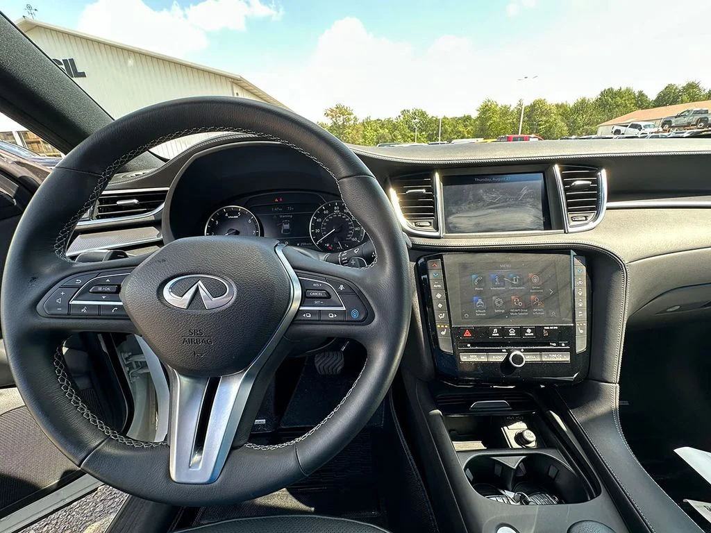 Used 2023 White INFINITI LUXE image 38