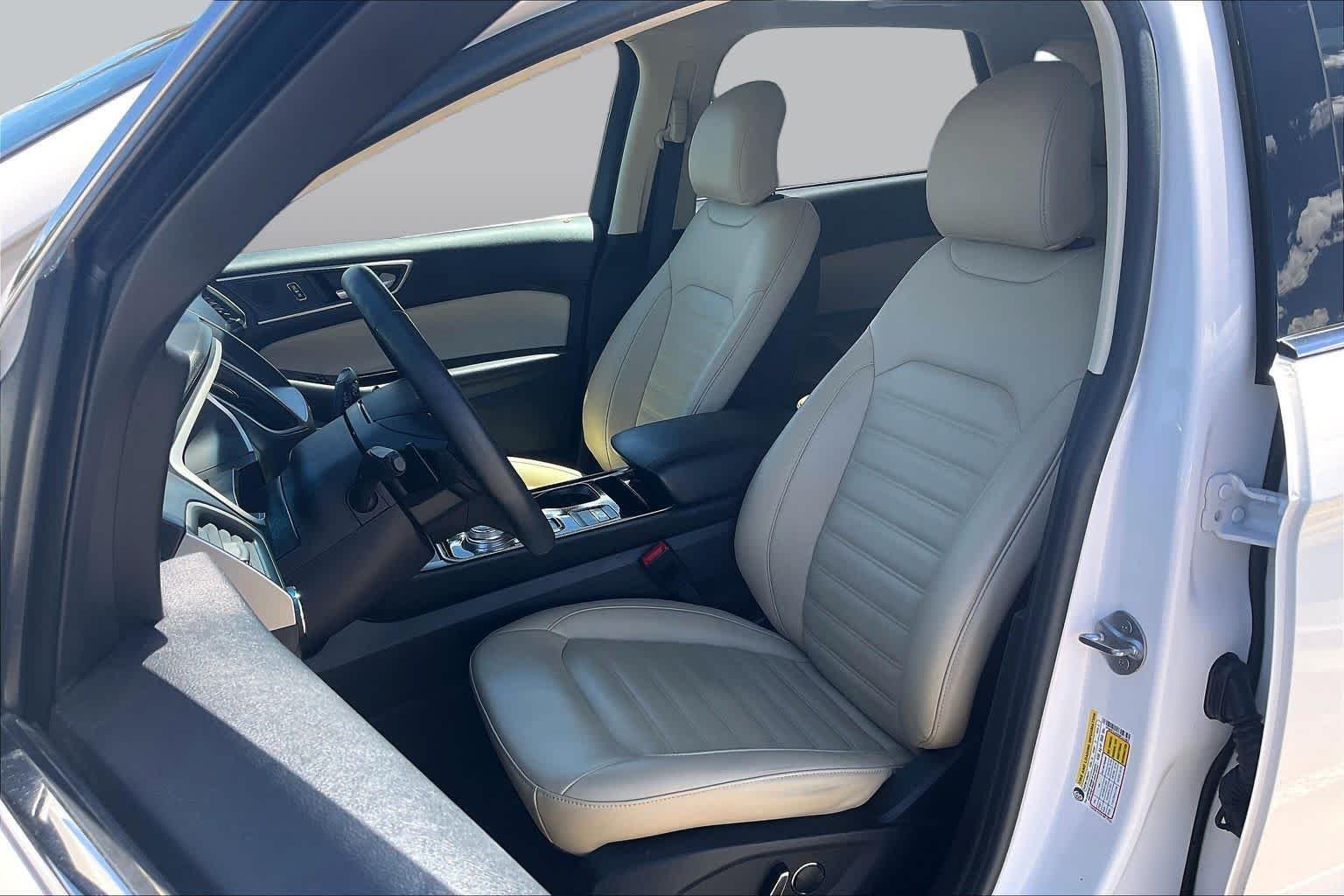 Used 2019 White Platinum Metallic Tri-Coat Ford SEL image 8