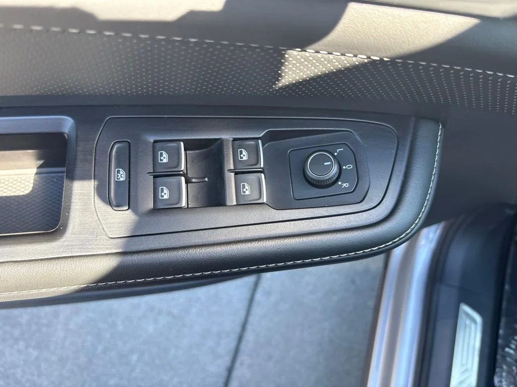 Used 2024  Volkswagen 2.0T SE w/Technology image 14