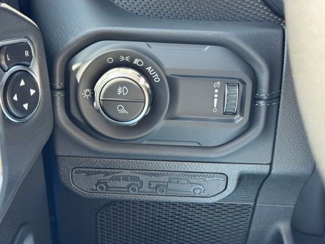 New 2026 Hydro Blue Pearl-Coat Exterior Paint Jeep Mojave image 34