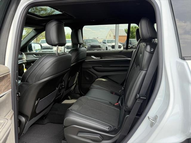 New 2026 Bright White Clear-Coat Exterior Paint Jeep Laredo image 6