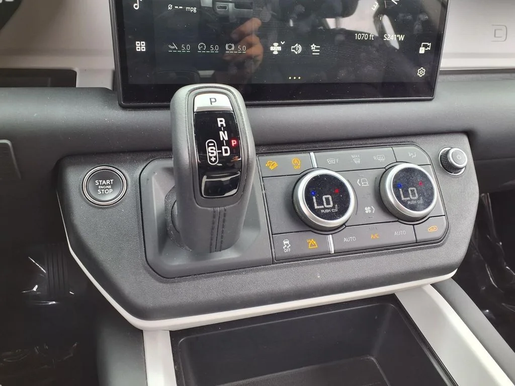 Used 2025 White Land Rover S image 10