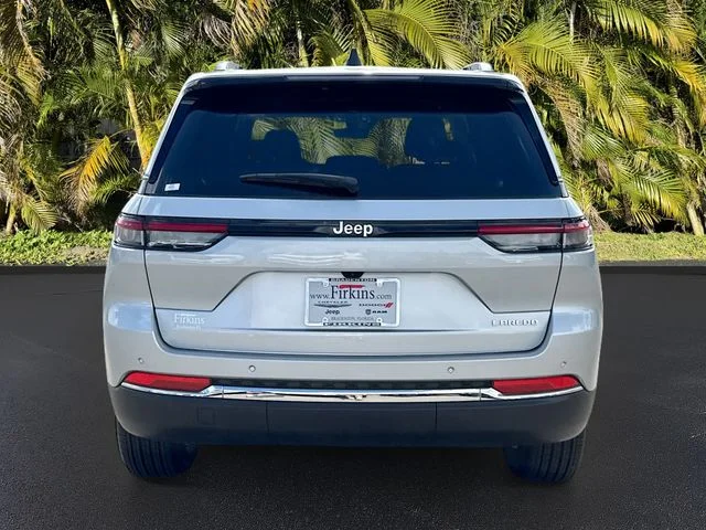 New 2026 Silver Zynith Exterior Paint Jeep Laredo X image 5