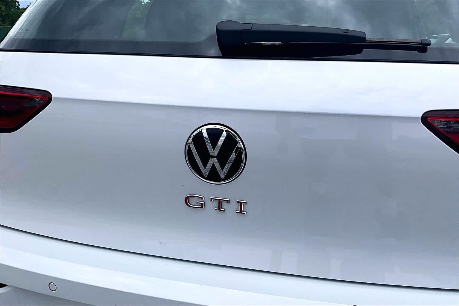 Used 2024 Opal White Pearl Volkswagen Autobahn image 8