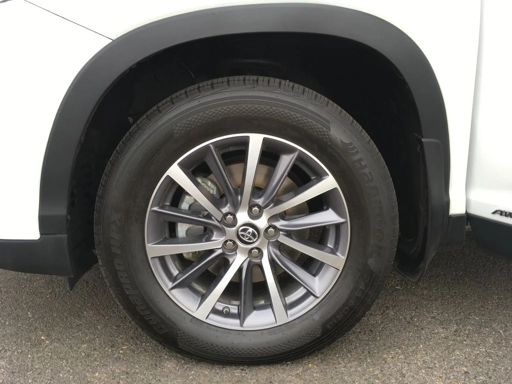 Used 2019 White Toyota XLE image 40
