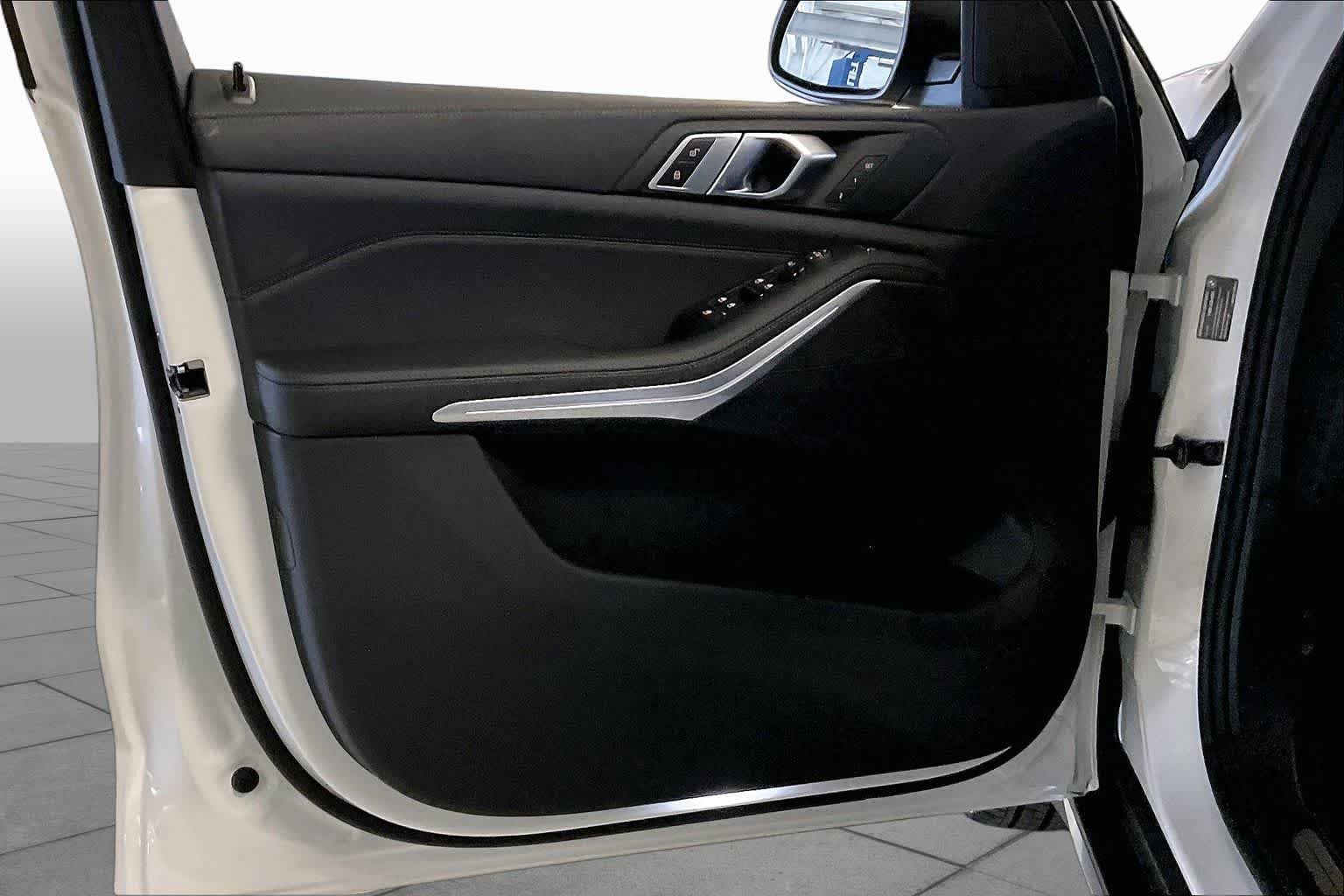 New 2026 Alpine White BMW sDrive40i image 10
