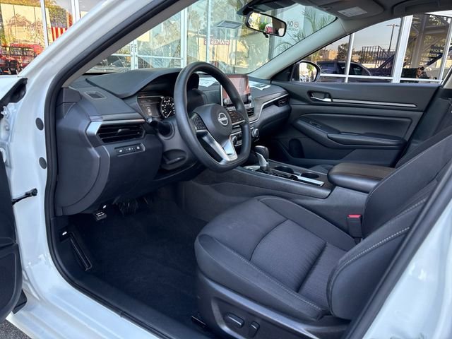 Used 2025 White Nissan SV FWD image 31