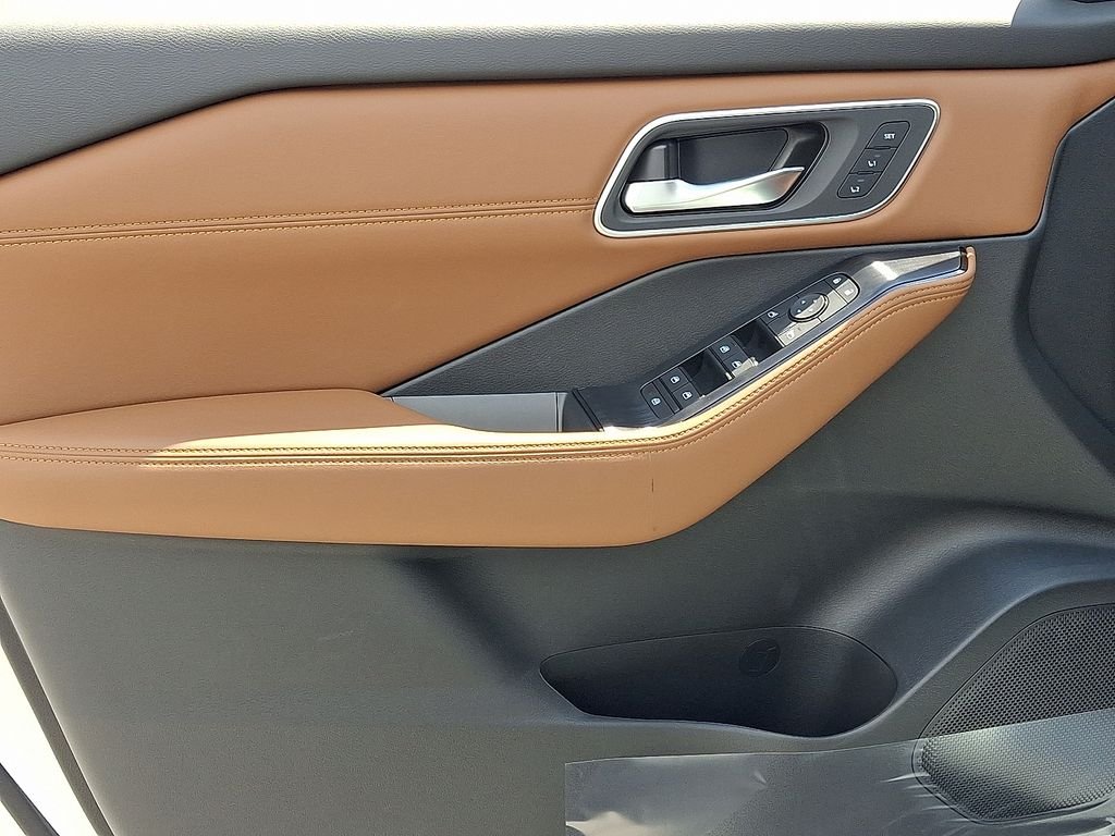 New 2026 Everest White Pearl TriCoat Nissan Platinum image 8