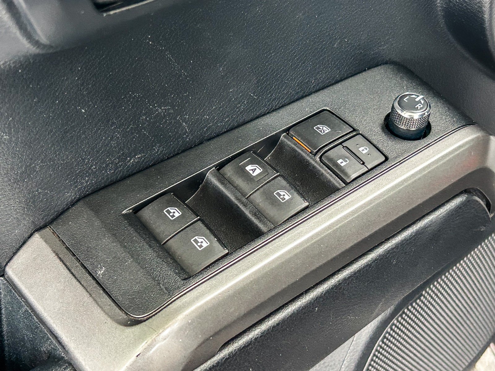 Used 2018 MAGNETIC GRAY MET TOYOTA TRUCK SR5 image 25