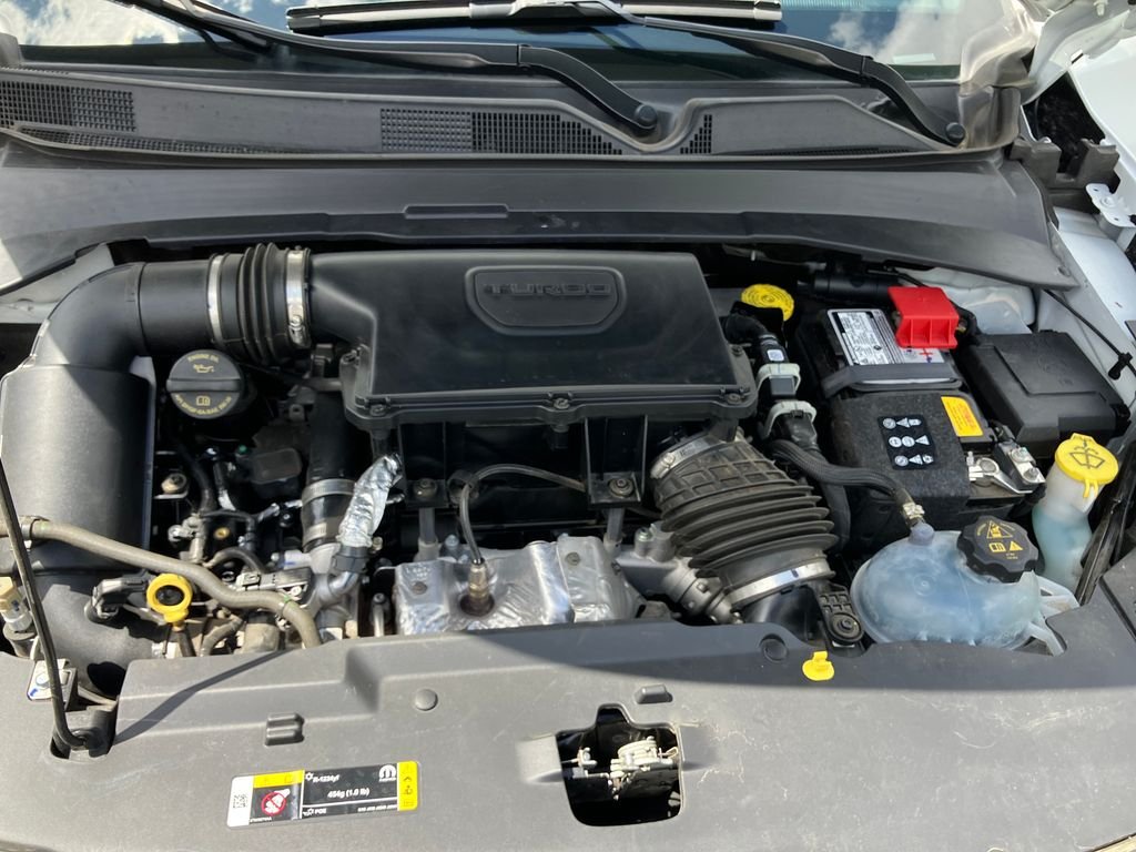 Used 2024 White/off-white Jeep Latitude image 23