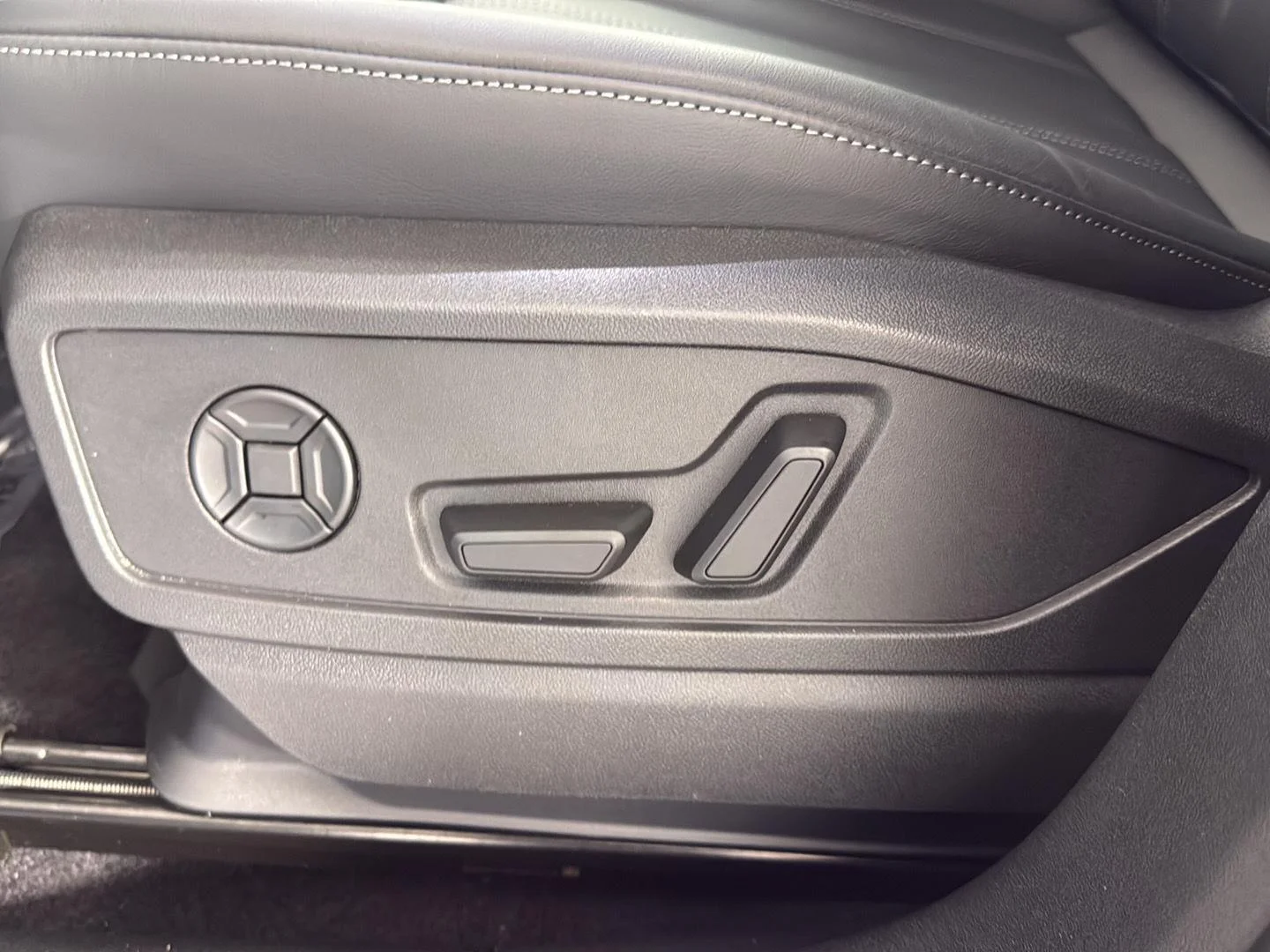Used 2025 Arkona White Audi Premium image 13
