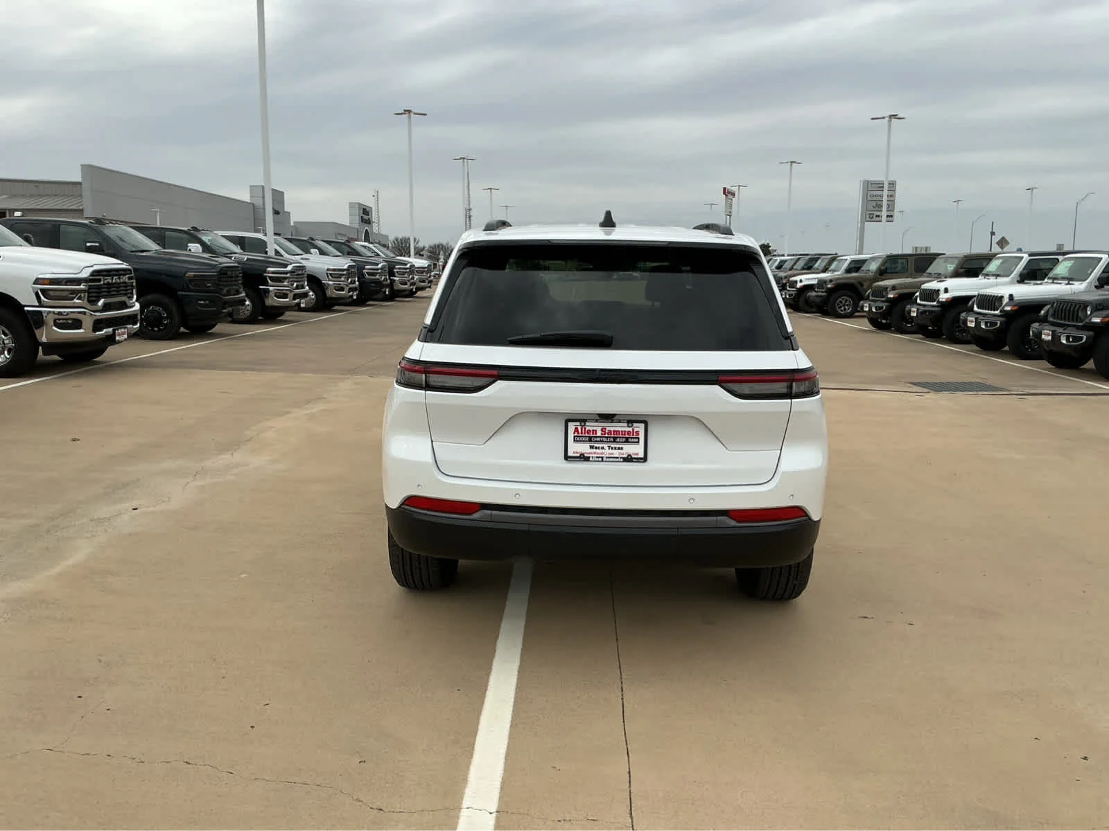 New 2026 Bright White Clear-Coat Exterior Paint Jeep Laredo Altitude image 7