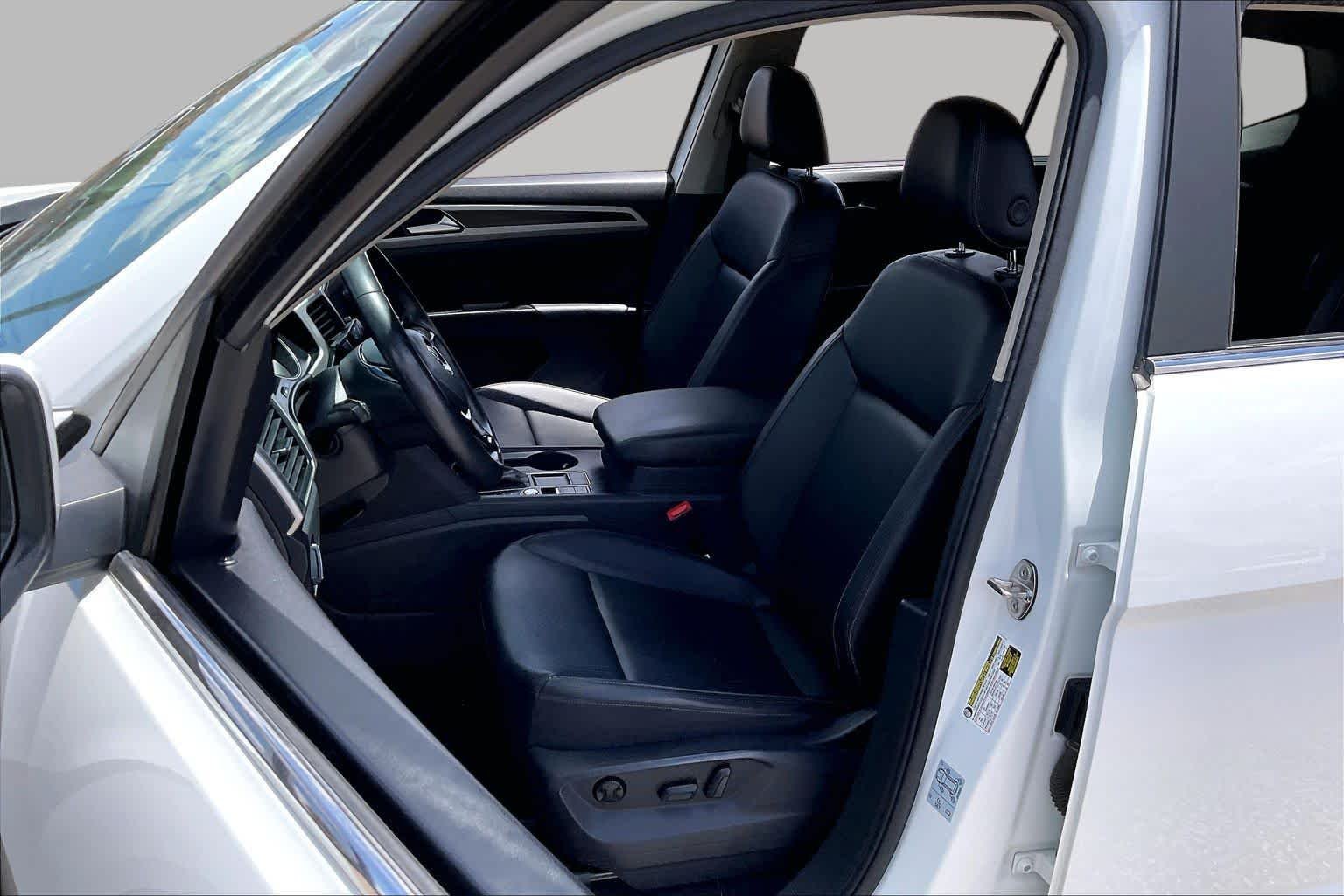 Used 2019 Pure White Volkswagen 3.6L V6 SE w/Technology image 8