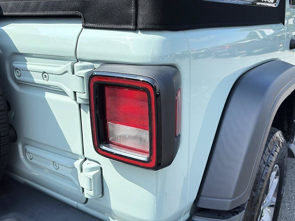 Used 2024 Earl Clearcoat Jeep Sport S image 15