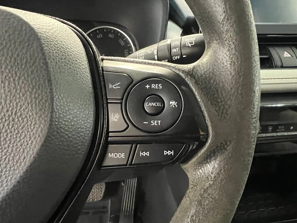 Used 2022 White Toyota XLE image 21