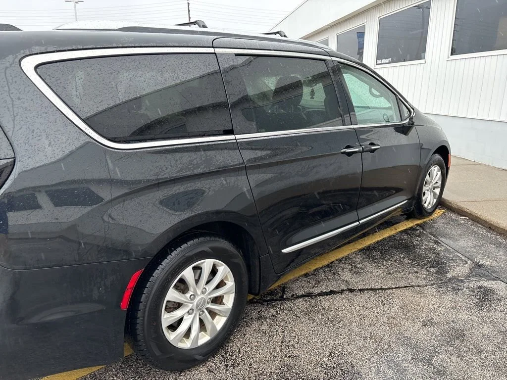 Used 2018  Chrysler Touring L image 5