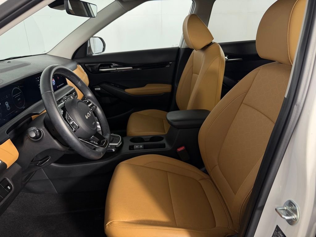 Used 2024 Snow White Pearl Kia SX image 23