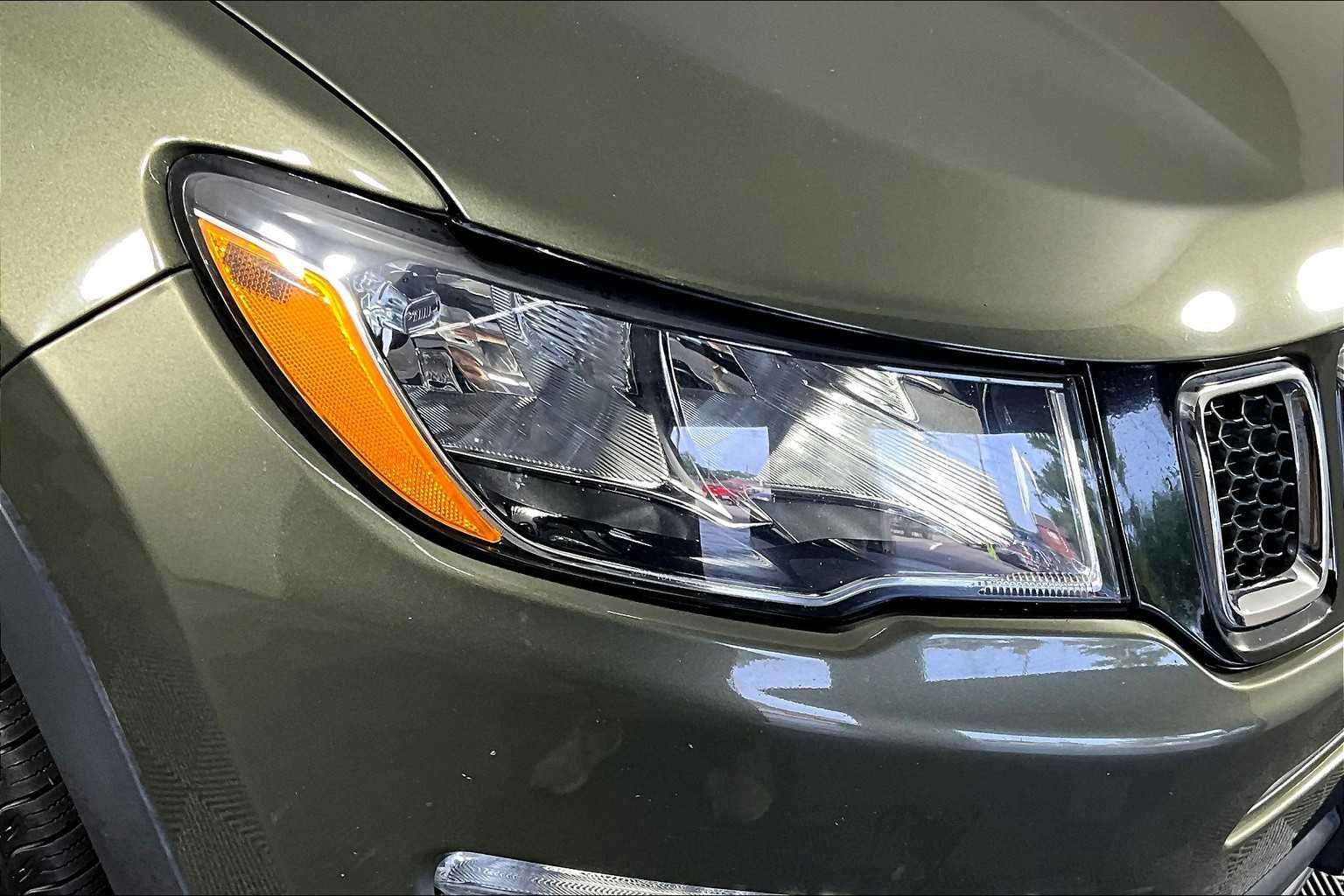 Used 2018 Olive Green Pearlcoat Jeep Latitude image 25