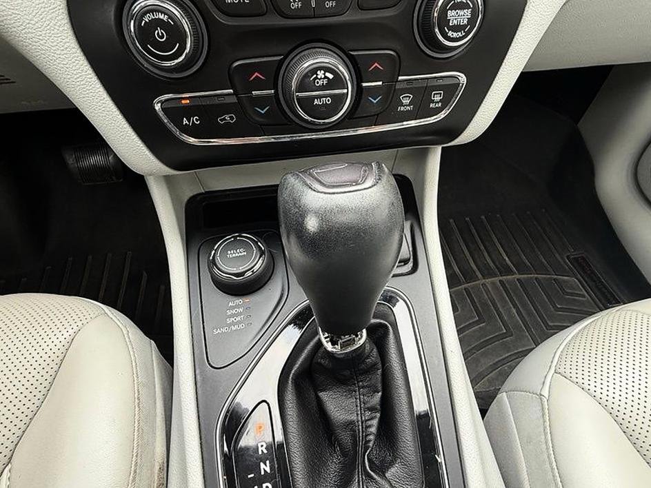 Used 2019 Silver Jeep Limited image 11