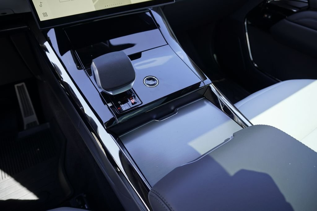 New 2026 Ostuni Pearl White LAND ROVER Dynamic SE image 14