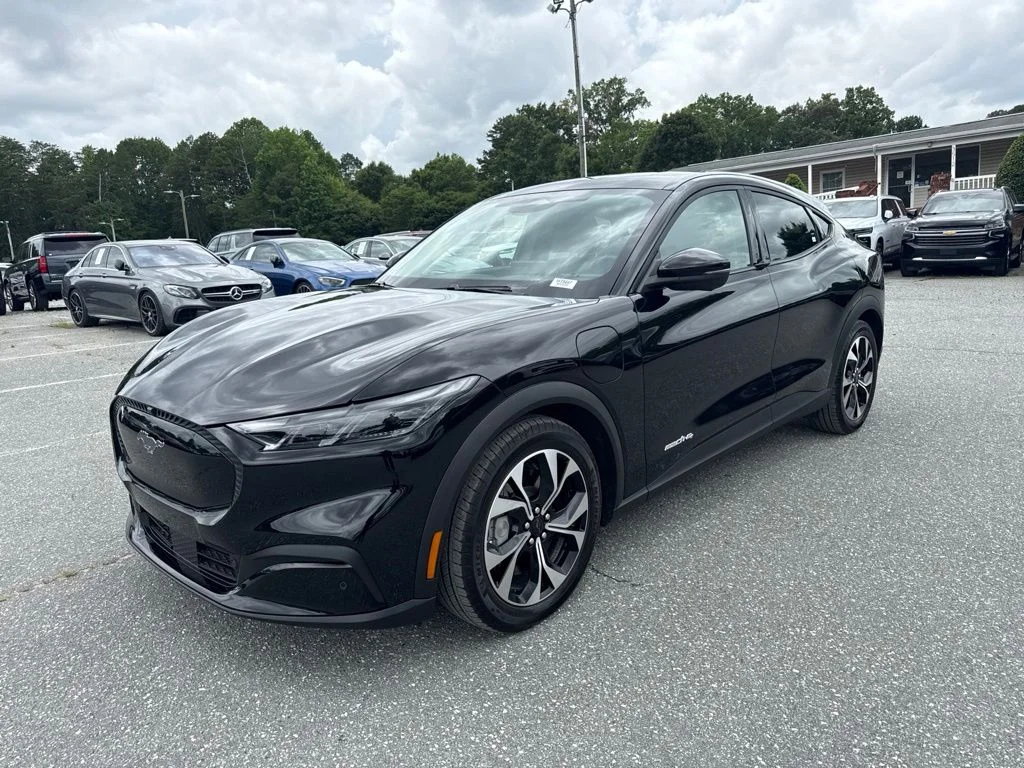 Used 2025 Black Ford Select image 1