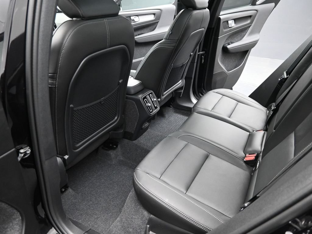 2025 Volvo XC40 Core - Photo 12