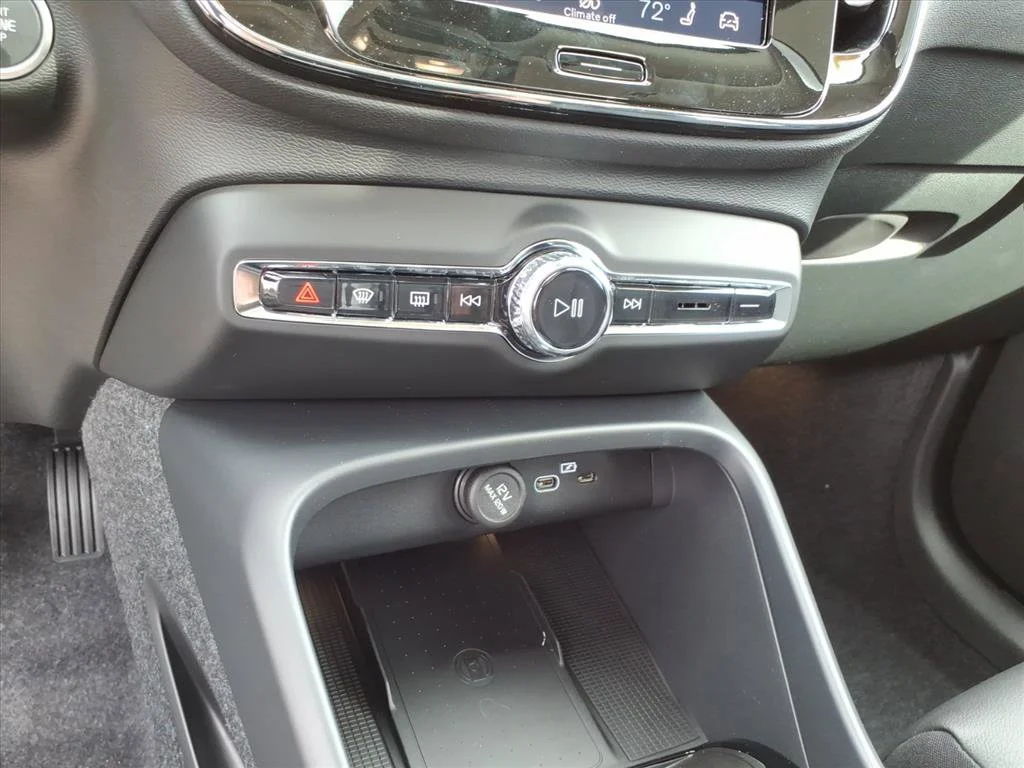 2026 Volvo XC40 Plus - Photo 18