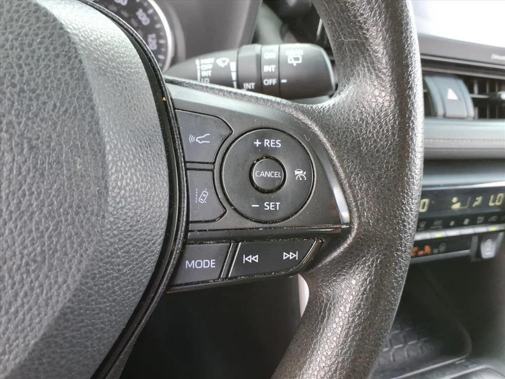 Used 2022 White Toyota XLE image 20