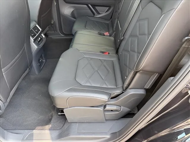 Used 2025  Volkswagen 2.0T SE w/Technology image 12