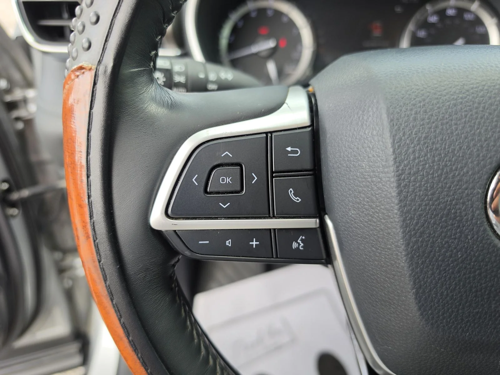 Used 2022 Silver Toyota Limited image 37