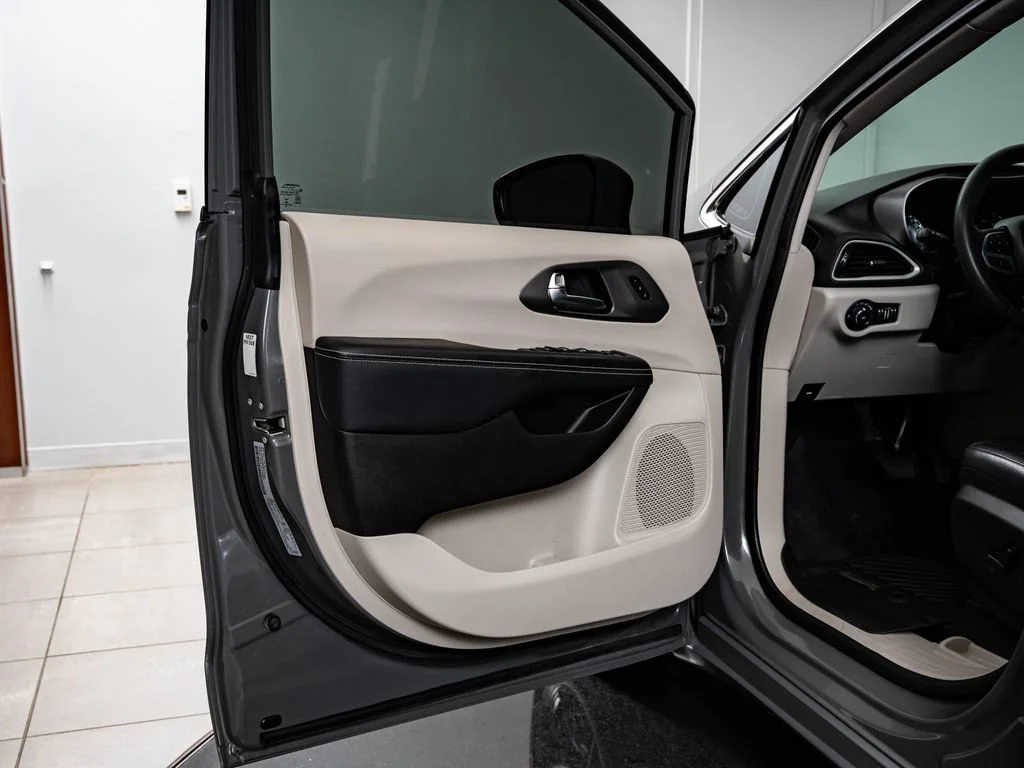 Used 2022 Ceramic Gray Clearcoat Chrysler Touring L image 26
