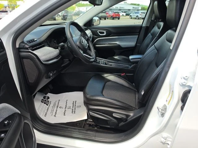 Used 2022 White Jeep Latitude image 16