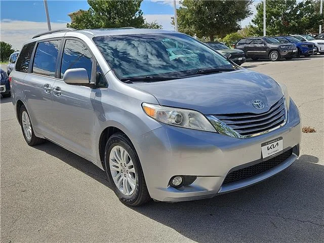 Used 2017 Predawn Gray Mica Toyota XLE 8 Passenger Front-wheel Drive Passenger image 5