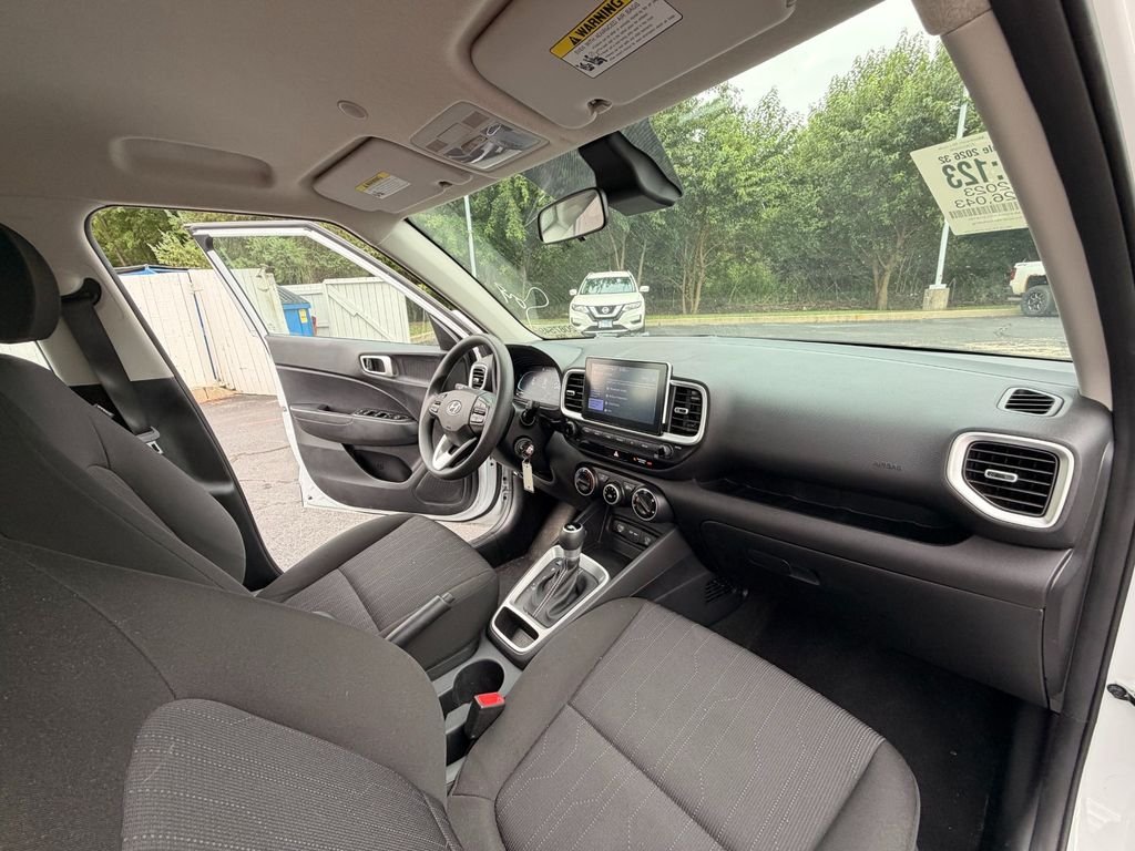 Used 2023 Ceramic White Hyundai SE image 9
