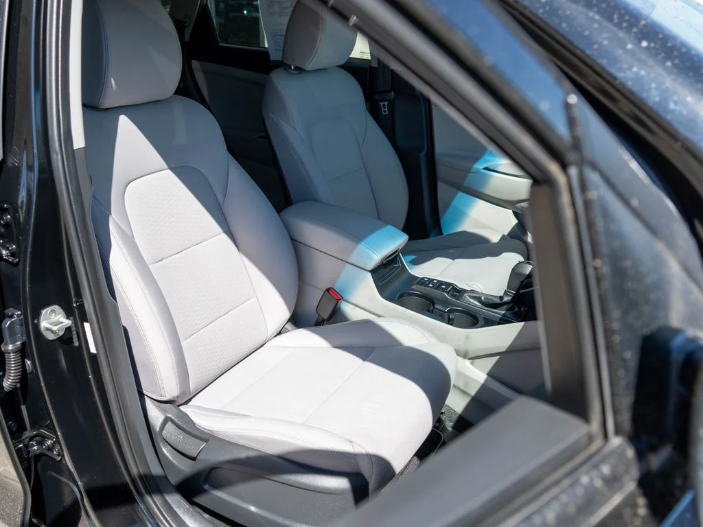 Used 2020 Black Hyundai SE image 9