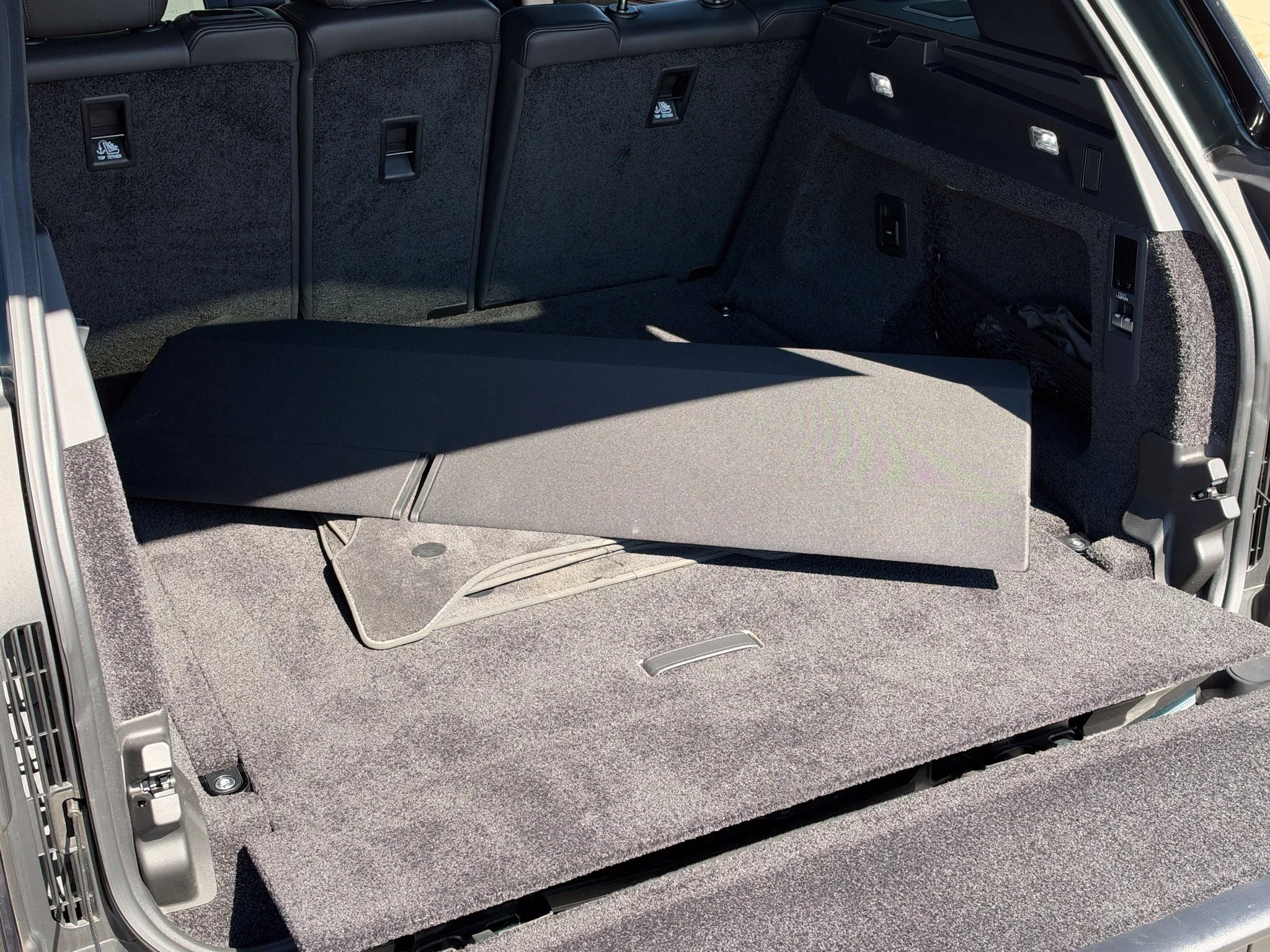 Used 2025 Green Land Rover SE image 24