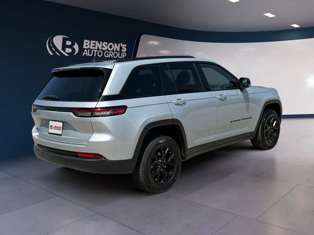 Used 2025 Silver Jeep Altitude image 5