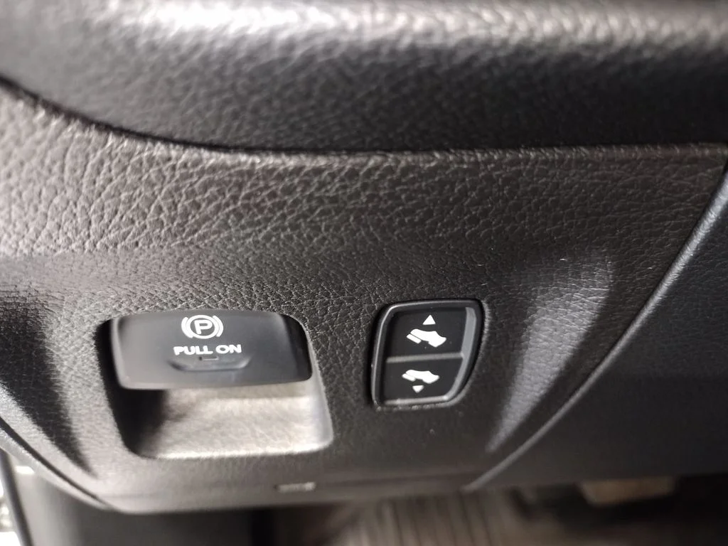 Used 2022 White Ram Laramie image 30