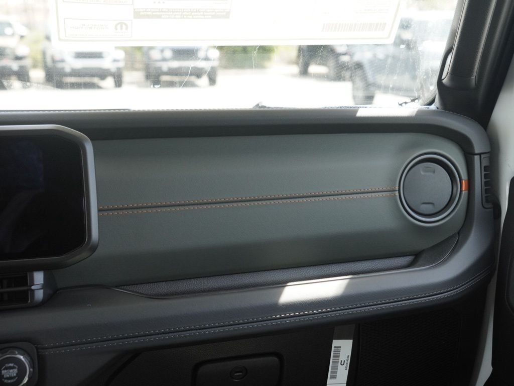 New 2026 Bright White Clear-Coat Exterior Paint Jeep Mojave image 26