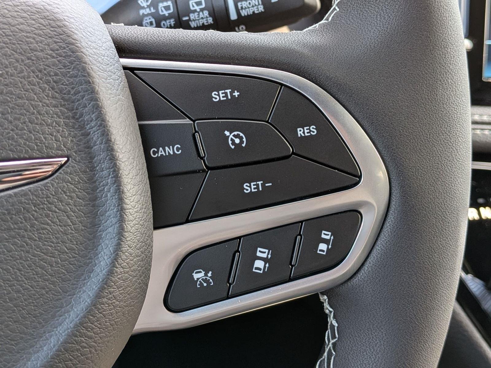 New 2026 Diamond Black Crystal Pearl-Coat Exterior Paint Chrysler Select image 22