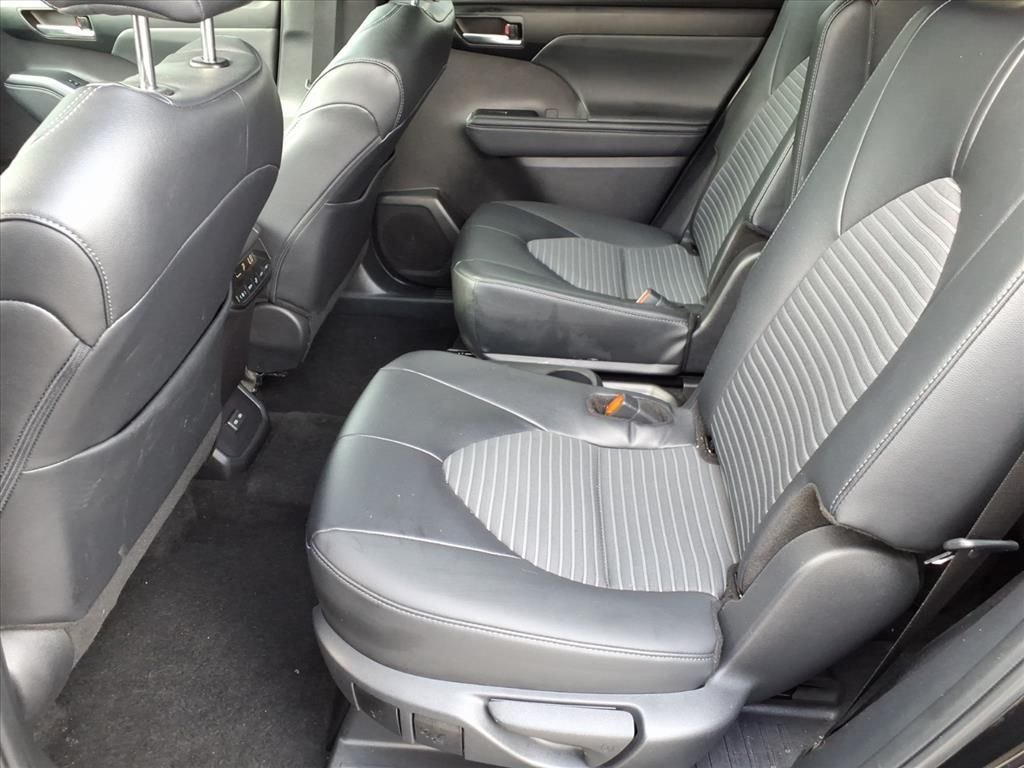 2025 Toyota Highlander LE - Photo 13