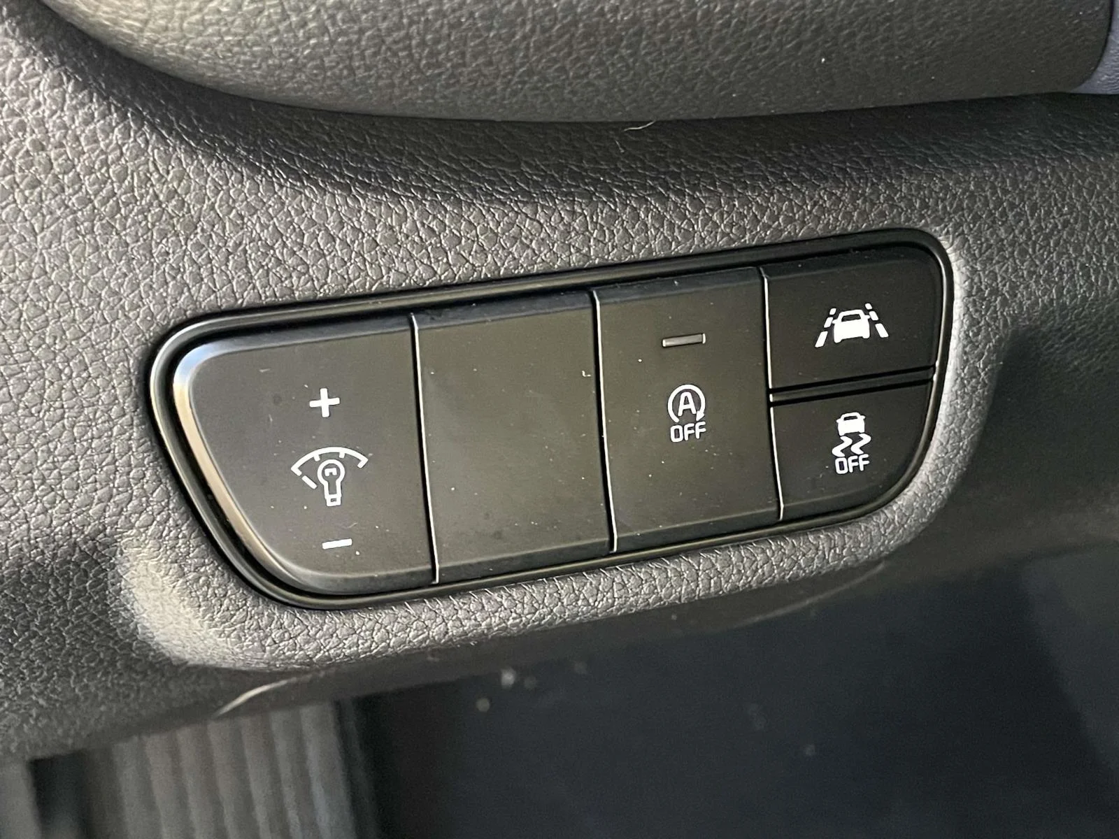 Used 2023 White Kia S image 9