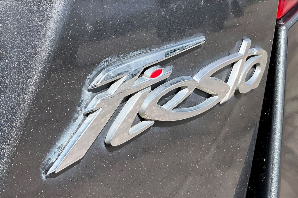 Used 2019 Gray Ford SE image 31