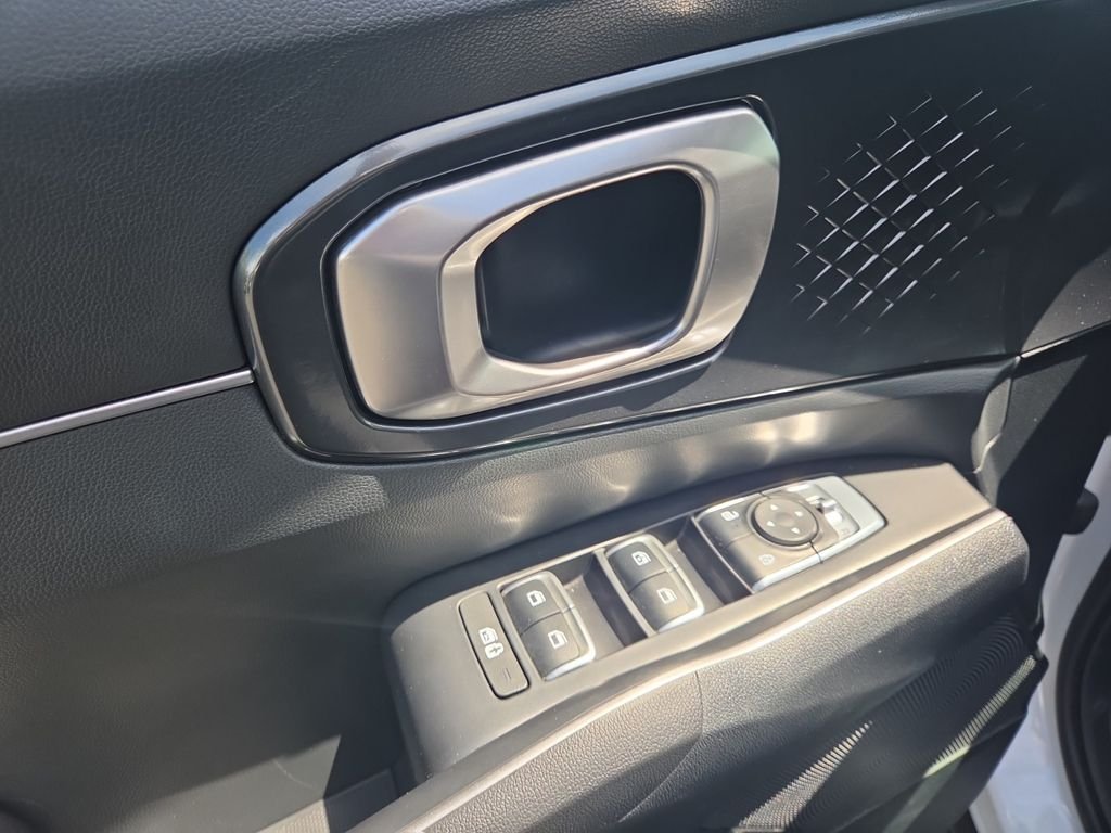 Used 2025 White Kia X-Line EX image 10