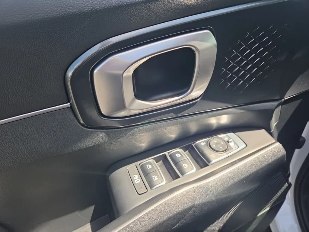 Used 2025 White Kia X-Line EX image 10