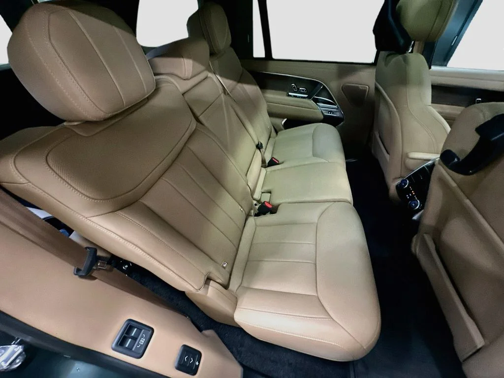 New 2026 Belgravia Green Metallic Land Rover SE image 29