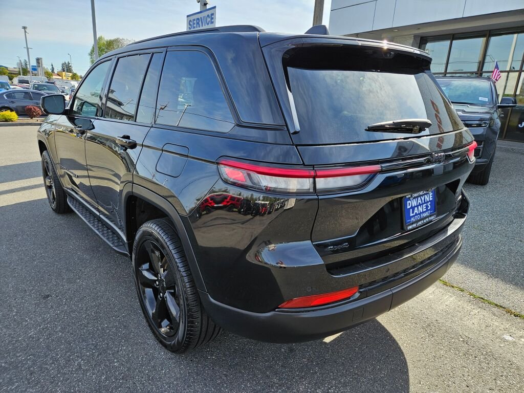 Used 2024 Diamond Black Crystal Pearl Coat Jeep Limited image 3